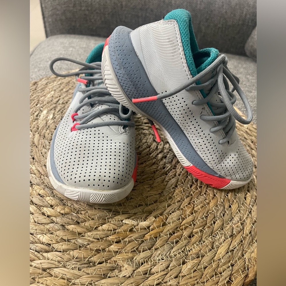 Under Armour Boys SC 3ZER0 III Basketball Shoes Gray 3022117-101